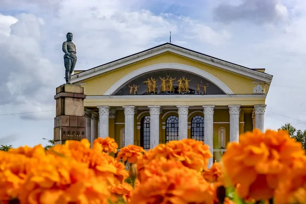Pomnik Radzieckiego Męża Stanu Siergieja Kirov Pobliżu Starego Teatru Dramatu — Zdjęcie stockowe