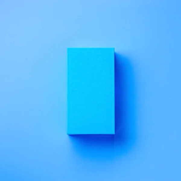 Caja Blanco Sobre Fondo Azul Con Lugar Para Texto —  Fotos de Stock