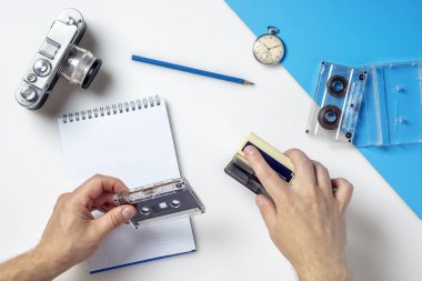 Eller eski bir müzik çalar içine retro ses kaset sopa