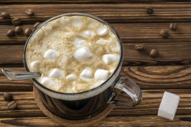 Süt ve marshmallow ile doğal tatlı kahve Sabah fincan