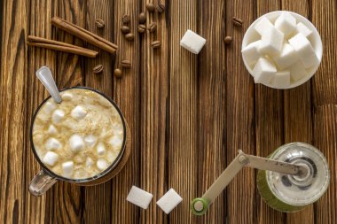 Süt ve marshmallow ve manuel kahve öğütücü ile Sabah doğal kahve