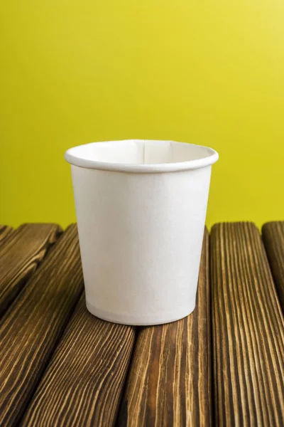 木製の素朴なテーブルの空の段ボールカップ — ストック写真