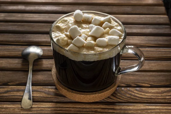 Morgens Tasse Natürlichen Kaffee Mit Milch Und Marshmallows — Stockfoto