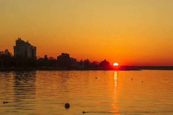 Vue Silhouette Paysage Urbain Sur Lac Coucher Soleil Été — Photo