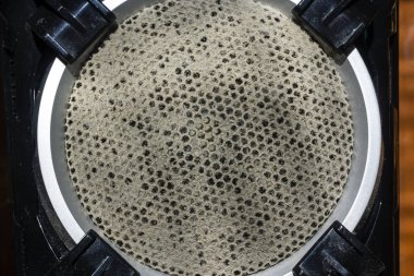 Hoparlör ızgaraüzerinde korkunç ihmal toz büyük tabaka