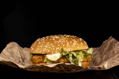 Susam, tavuk ve sos ile Tavuk burger