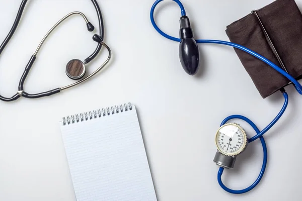 Notebook Medicinsk Fonendoskop Och Retro Mekanisk Blodtrycksmätare — Stockfoto