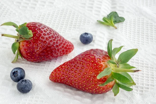 Ripe Strawberries Blueberries White Tablecloth — Stock Photo, Image