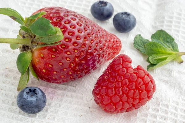 Ripe Strawberries Blueberries Raspberries White Tablecloth — Stock Photo, Image