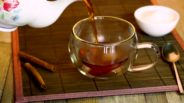 Schwarzer Tee Wird Café Eine Durchsichtige Tasse Gegossen — Stockvideo