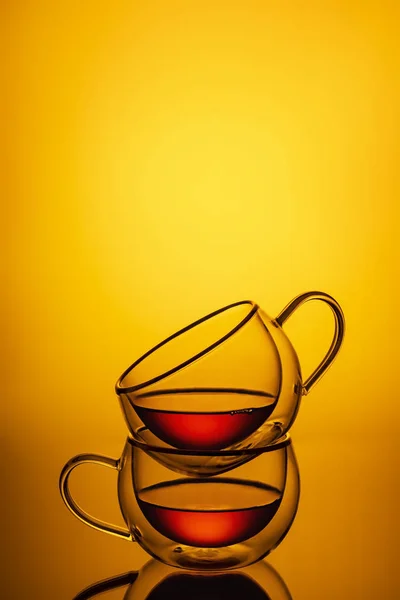 Черный Чай Прозрачных Чашках Оранжевом Фоне Вертикальная Рамка — стоковое фото