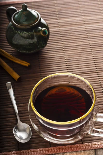 Сильный Черный Чай Чашке Чайник Утром — стоковое фото
