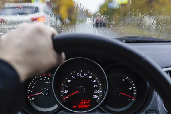 Hand Des Fahrers Lenkrad Bei Regenwetter Der Stadt — Stockfoto