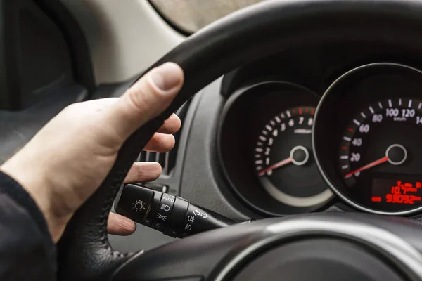 Mano Del Conducente Sul Volante Accende Segnale Direzione — Foto Stock