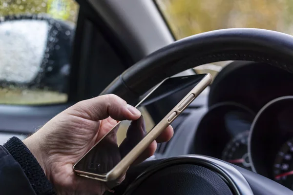 Mano Maschile Con Smartphone Sul Volante Dell Auto — Foto Stock