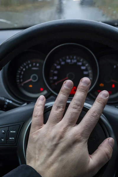 Driver Mano Preme Corno Del Volante Situazioni Pericolose — Foto Stock