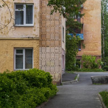 Şehir merkezindeki eski yüksek binaların avlusuna geçiş.