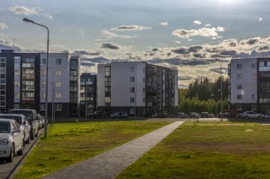 Yazın şehrin kenar mahallelerindeki modern konut kompleksi