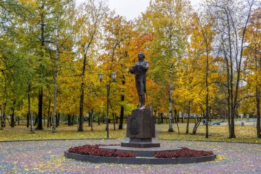 Ünlü Rus şair ve vali Gavril Derzhavin 'in sonbahar parkındaki anıtı