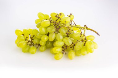 Açık arkaplanda bir demet olgun üzüm.