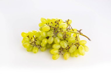 Beyaz arka planda bir demet olgun üzümlü üzüm.