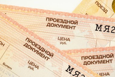 Rus tren biletlerinde kelimeler: seyahat bileti, fiyat, ruble