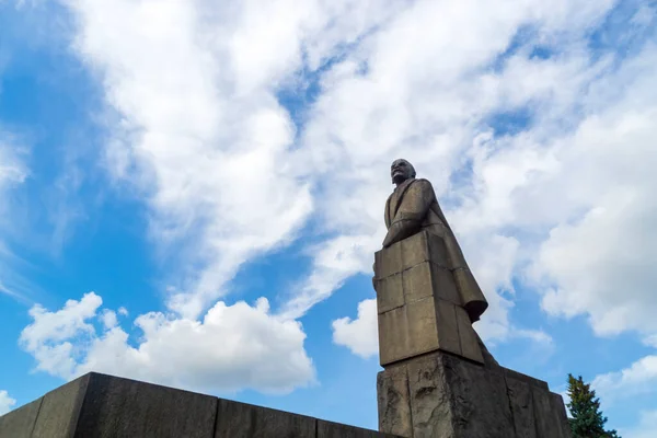 世界プロレタリア指導者ウラジーミル レーニンへの巨大な花崗岩の記念碑 — ストック写真