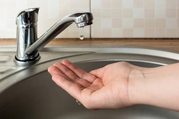 Una Goccia Acqua Dal Rubinetto Gocciola Nel Palmo Della Donna — Foto Stock