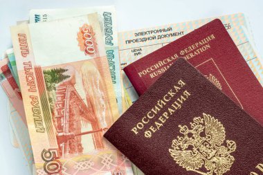 Tren biletlerinde Ruble nakit para ve Rus vatandaşının pasaportları var.