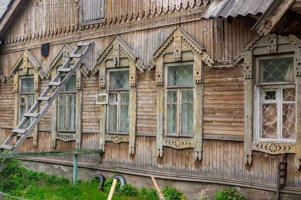 Фасад Старого Деревянного Дома Резными Деревянными Повязками Окнах — стоковое фото