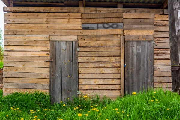 Dwoje Drewnianych Drzwi Ścianie Starej Brzydkiej Stodoły Szorstkich Desek Latem — Zdjęcie stockowe