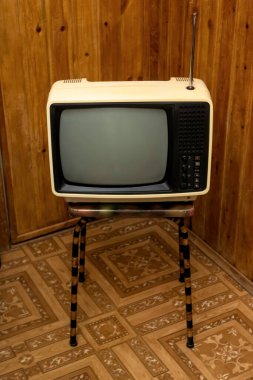 Retro Sovyet taşınabilir analog TV seti