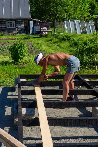 Elderly Man Hacksaw Builds Frame House Village — Stock Photo, Image