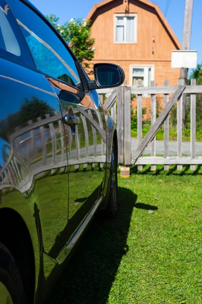 Auto Einem Sommertag Hinter Dem Zaun Auf Dem Rasen — Stockfoto