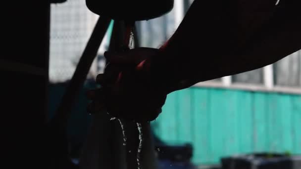 Muž Myje Ruce Jednoduchém Starém Umyvadle Venku Vesnici — Stock video