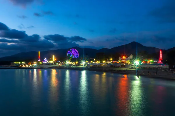 黑海海岸旅游景点夜间照明及游乐园 — 图库照片