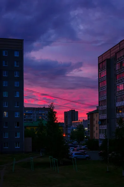 Dramatic Cloudy Sky Crimson Sunset City Vertical Form — Stock Photo, Image