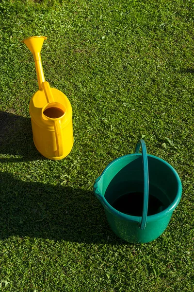 花园浇灌可以准备好浇灌菜地和一个空水桶 — 图库照片