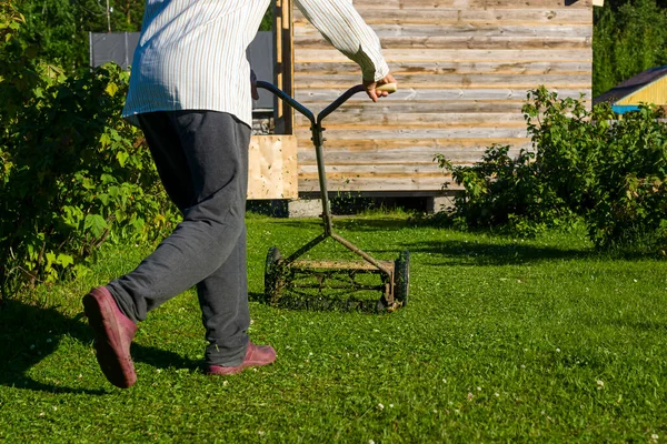 Country Man Maait Gras Een Boerderij Met Retro Mechanische Grasmaaier — Stockfoto