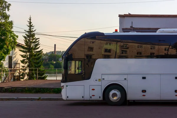 Большой Туристический Автобус Припаркован Улице Солнечный Летний Вечер — стоковое фото