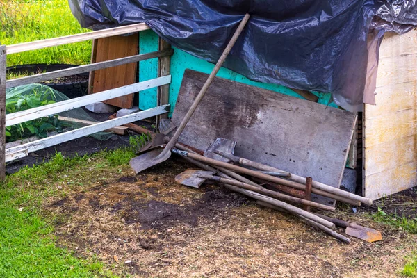 Primitief Mechanisch Landbouwgereedschap Bij Hekwerk Boerderij — Stockfoto