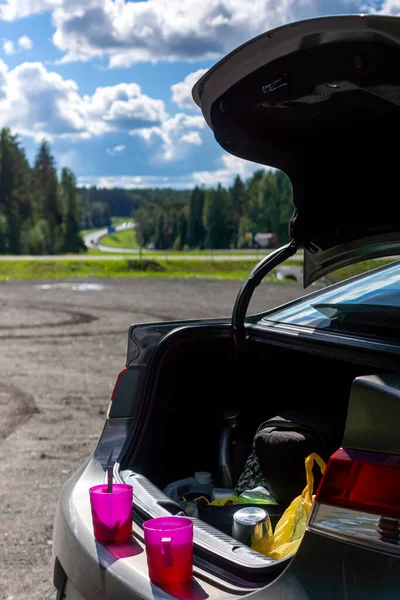 Tasses Thé Sur Coffre Voiture Sur Arrêt Lors Voyage Voiture — Photo