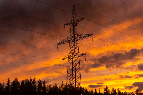 Elektrik Kablolarının Olduğu Bir Direğin Silueti Arka Planda Günbatımı Dumanı — Stok fotoğraf
