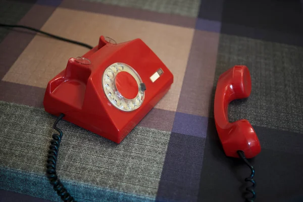 テーブルの上の古典的な赤のレトロなロータリー電話 — ストック写真
