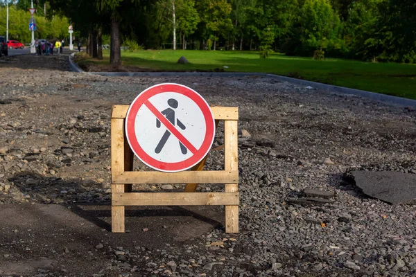 Sign Prohibits People Walk Sidewalk Being Repaired City — Stock Photo, Image