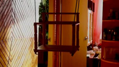 Evdeki odada yeni yürümeye başlayanlar için boş salıncak