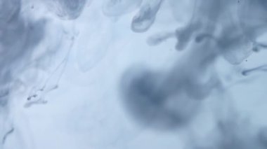 Koyu sıvı örtülü soyut hareket