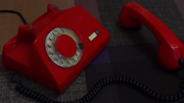 Teléfono Rojo Del Rotor Retro Está Mesa — Vídeo de stock