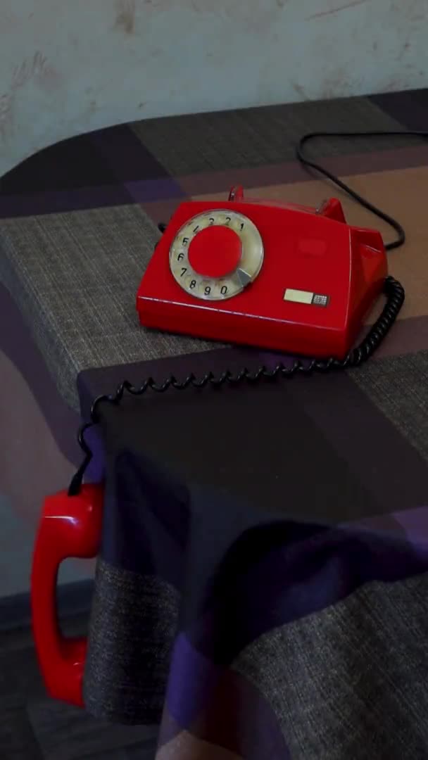 Handset Van Retro Roterende Telefoon Slingerend Aan Tafel Verticaal — Stockvideo