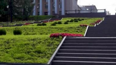 Yazın şehir merkezinde eski bir Sovyet beden eğitimi binası.